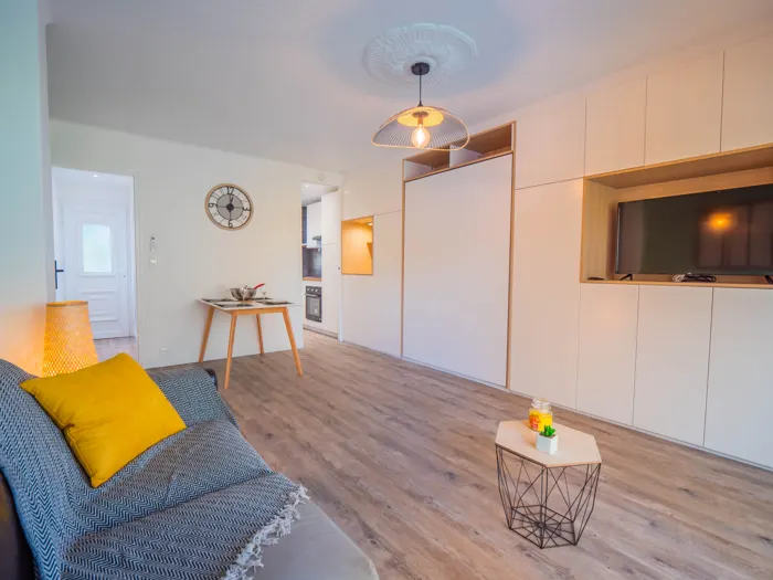 Aménagement intérieur complet en bois d'un séjour