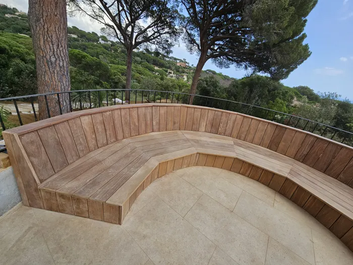Banquette circulaire en bois sur terrasse avec vue &middot; Var