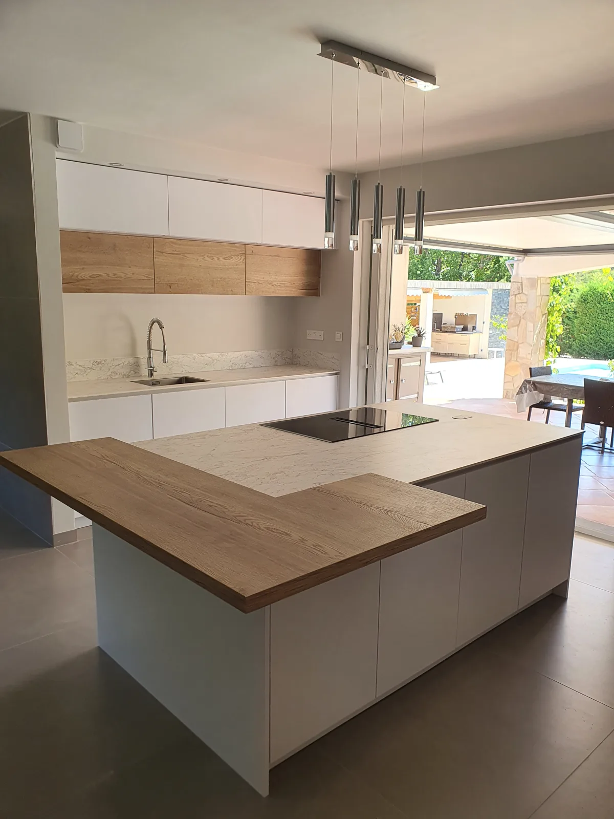 Cuisine sur mesure avec îlot central en bois · menuiserie Fréjus