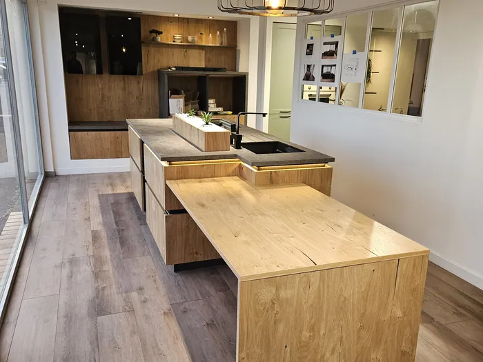 Cuisine moderne avec îlot central en bois clair