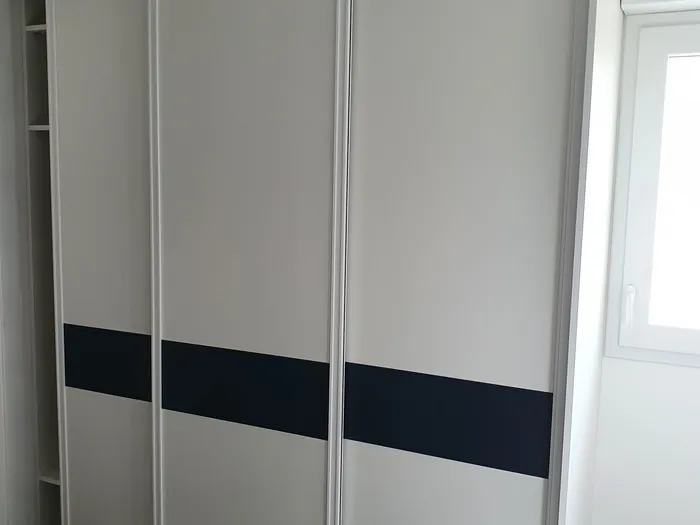 Placard coulissant blanc avec bande bleue sur mesure