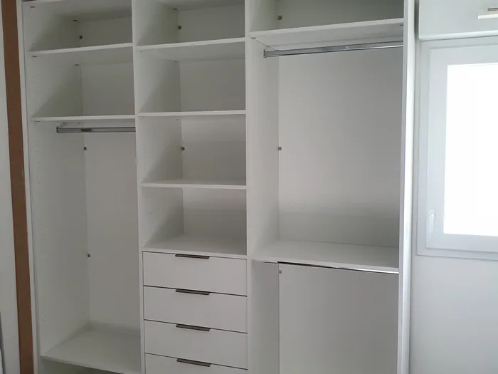 Dressing blanc sur mesure avec penderie et tiroirs