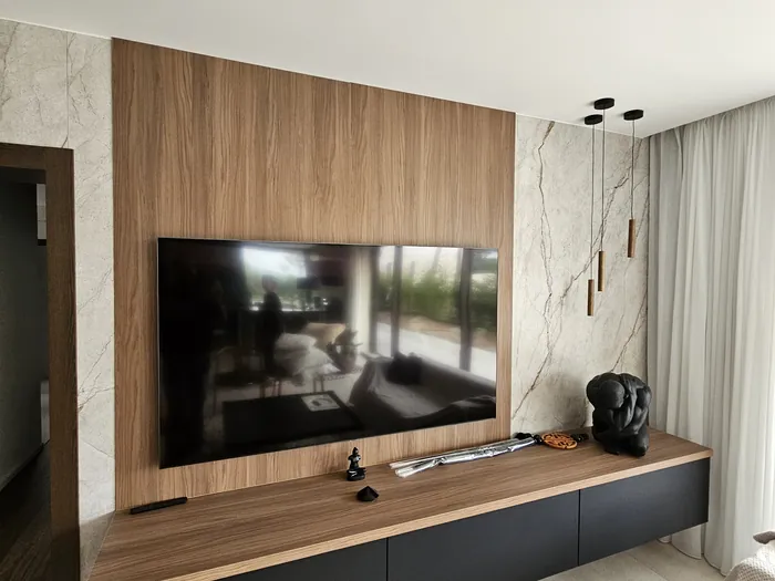 Meuble TV suspendu en bois avec panneau mural