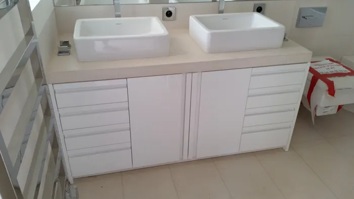 Meuble vasque double en bois laqué blanc sur mesure