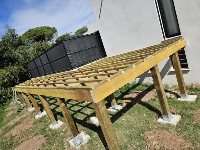 Ossature en bois d'une terrasse suspendue en construction