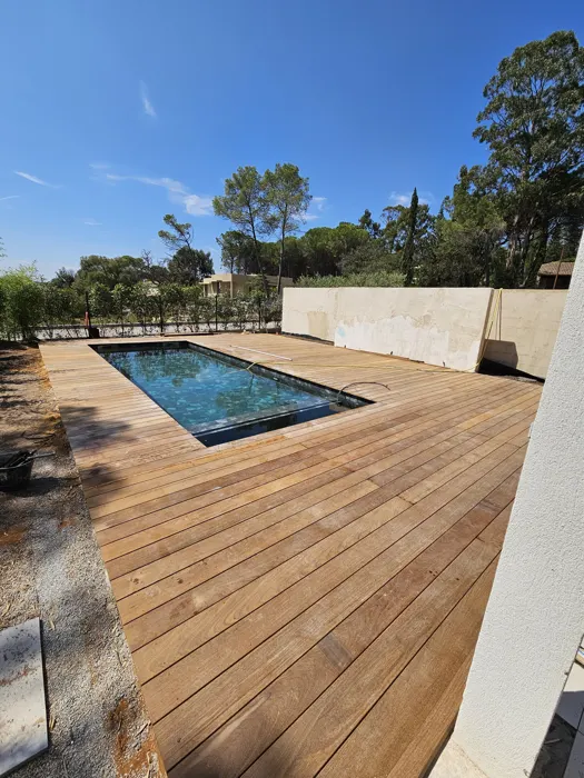 Plage de piscine en bois exotique à Fréjus