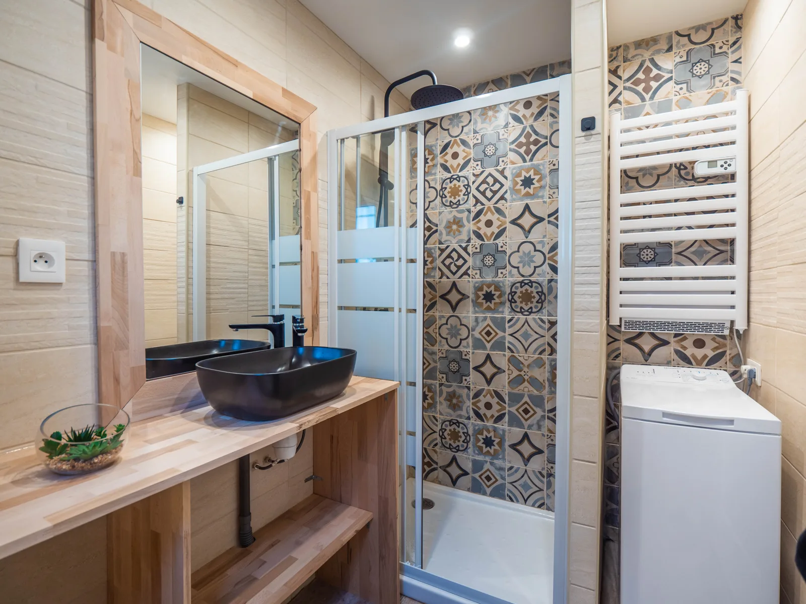 Salle de bain avec meuble vasque en bois sur mesure