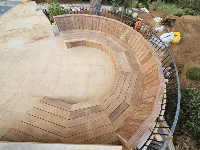 Terrasse en bois courbe vue de dessus &middot; réalisation Be Wood Paca