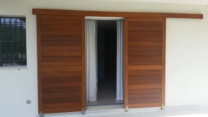 Volets coulissants en bois sur mesure &middot; Var