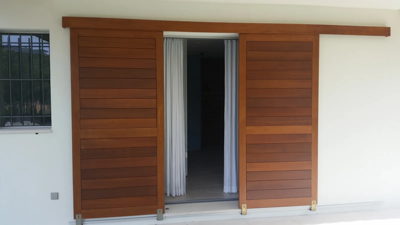 Volets coulissants en bois sur mesure · Var